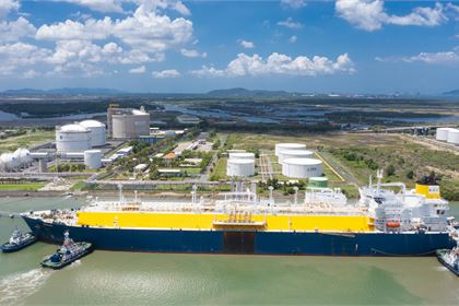 Tiếp nhận khí LNG từ tàu chở khí